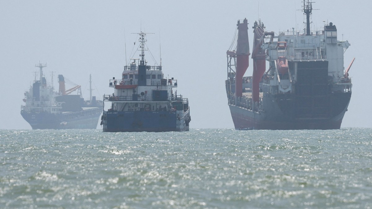 Iran, Oman discuss temporary shipping lane through Strait of Hormuz | US-Israel war on Iran News