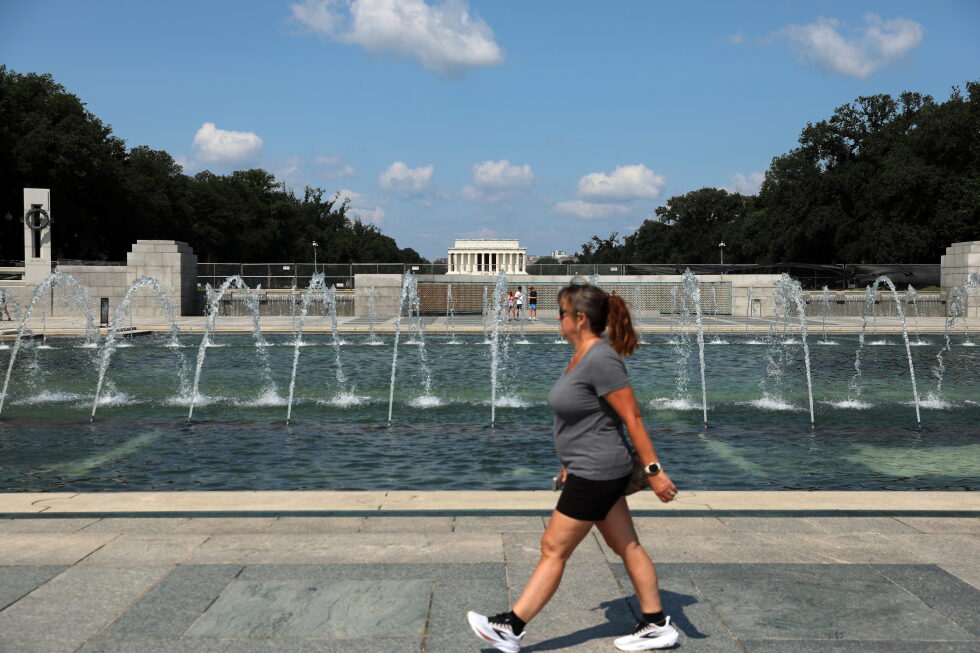 World War II Memorial vandalized with bubbles and graffiti