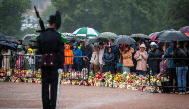 Mourners lay flowers at Oslo's royal palace for King Harald V