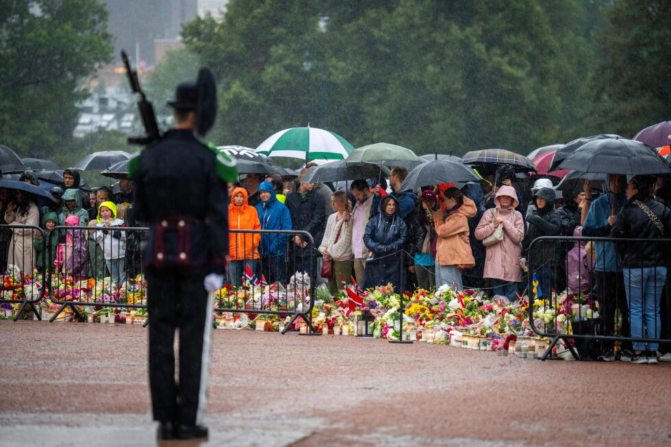 Mourners lay flowers at Oslo's royal palace for King Harald V