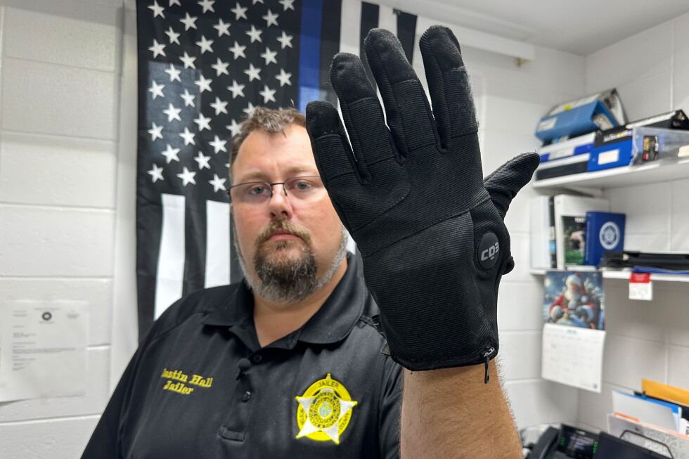ICE awards contract to buy 6,000 pairs of electric shock gloves