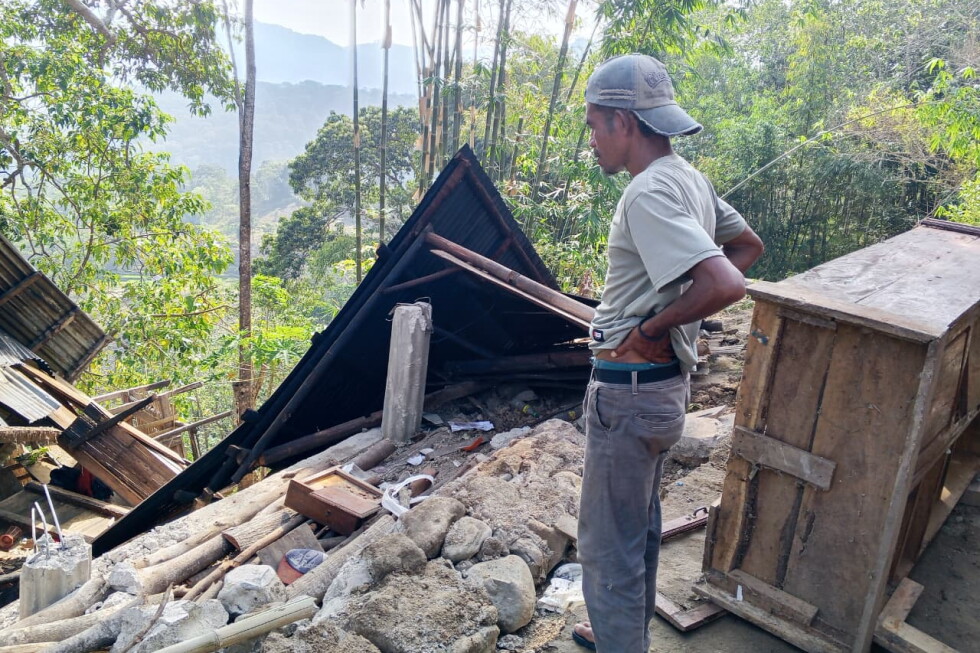 Magnitude 7.7 quake strikes off coast of Indonesia and tsunami warning issued
