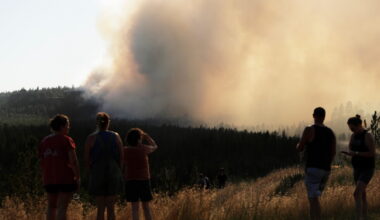 Wildfire prompts thousands to evacuate in eastern Washington