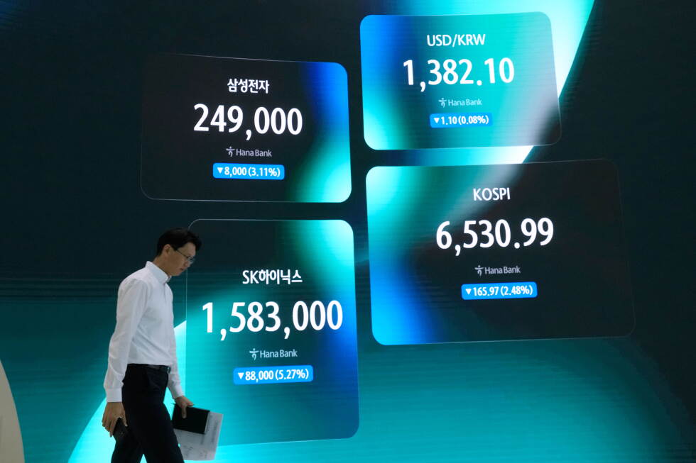 Asian shares mostly gain as US ups economic pressure on Iran