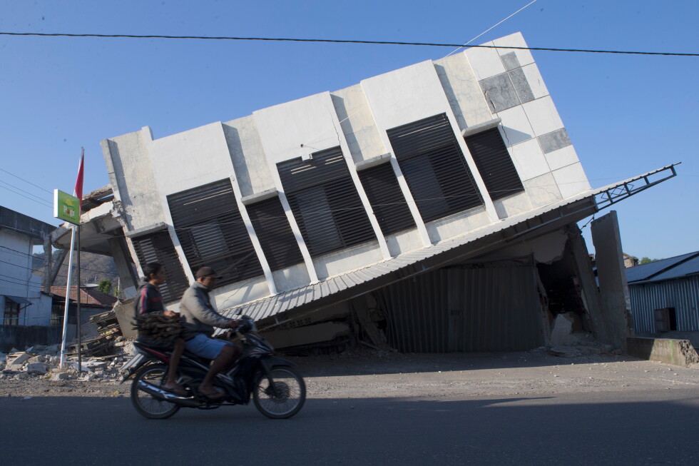 Thousands in Indonesia await aid after quake kills 68