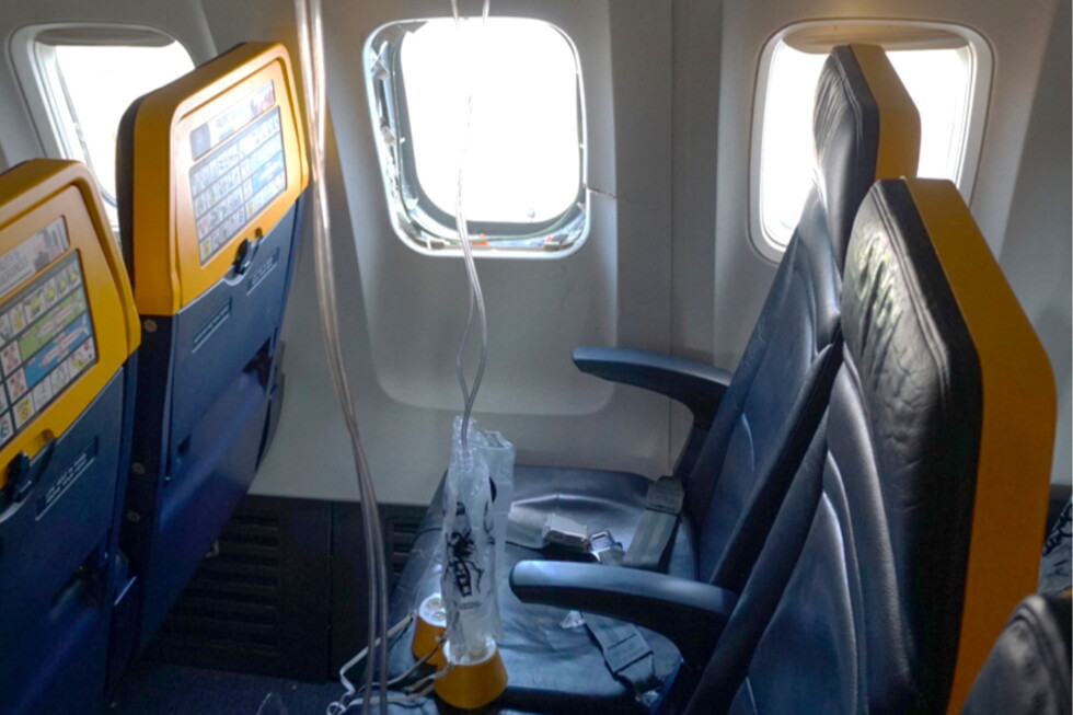 Engine parts shattered Ryanair flight window, NTSB says