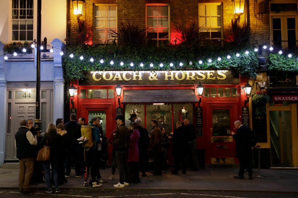 Pub owners decry plan to limit 'vertical drinking' in London