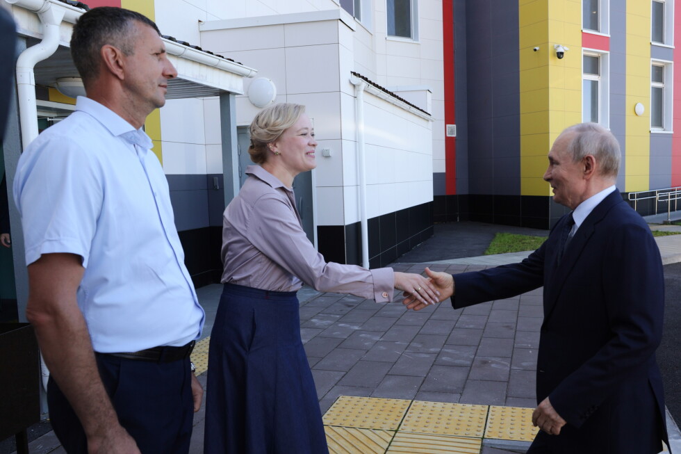 Putin visits Pacific island chain claimed by Japan