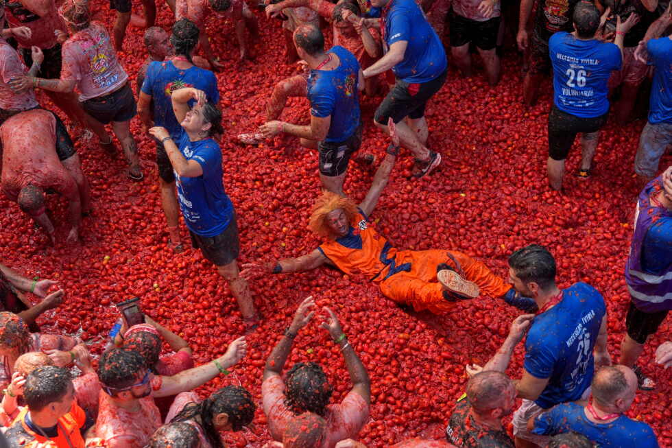 La Tomatina food fight draws foreigners and Spanish locals