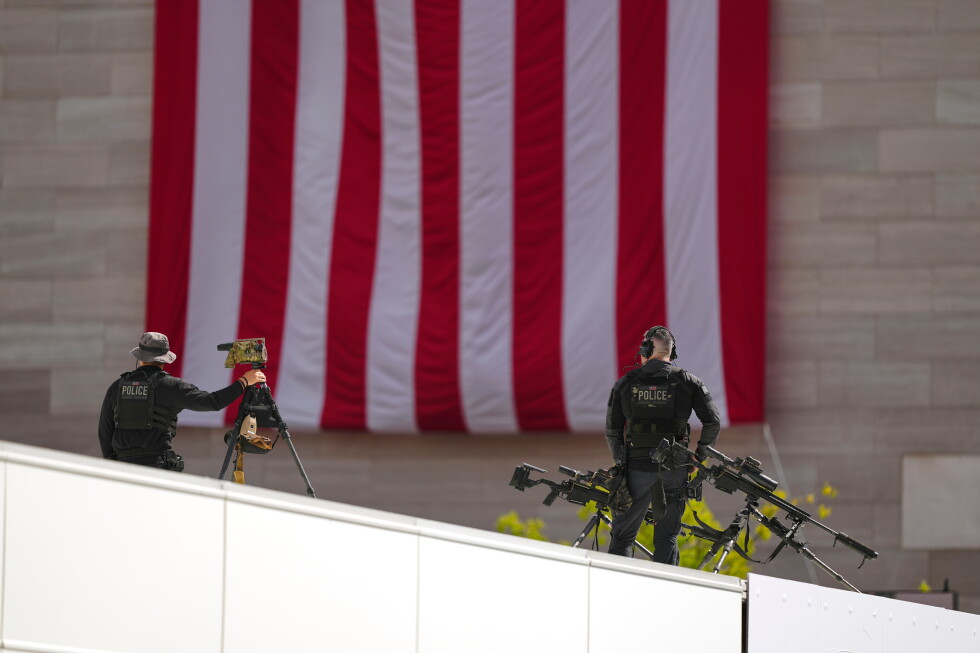 Three Secret Service officials placed on administrative leave
