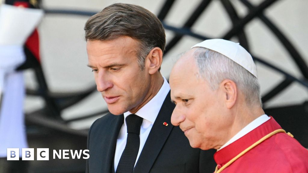 Thousands turn out to greet Pope in France