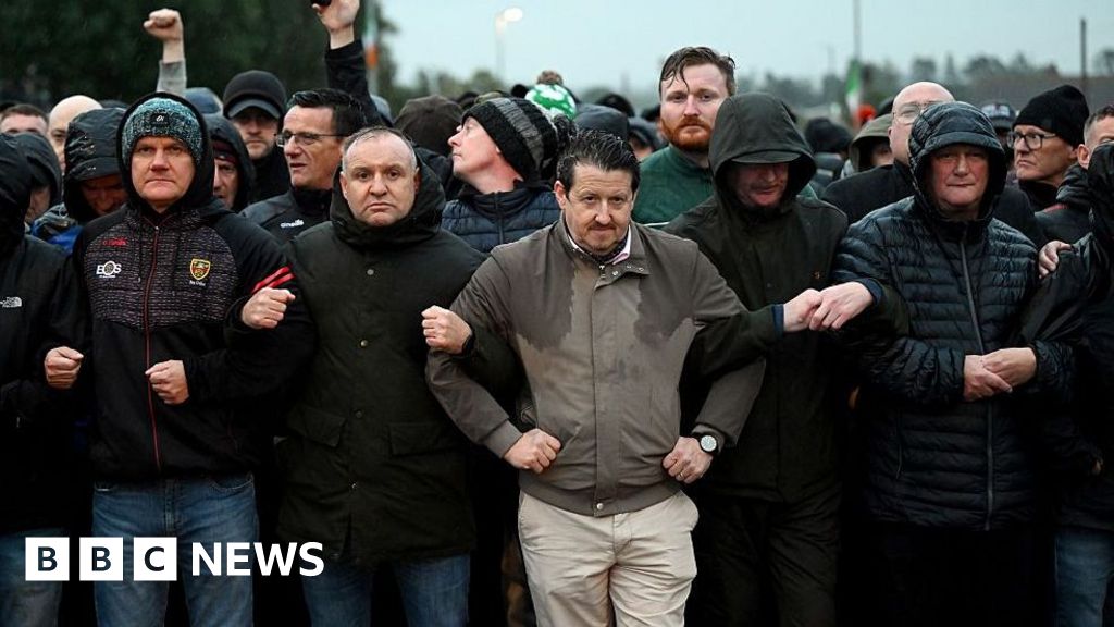 Protesters disperse after blocking contentious Orange Order parade - bbc.com