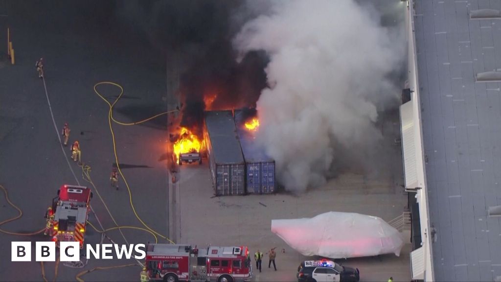 One person dies in fiery helicopter crash in Los Angeles - BBC