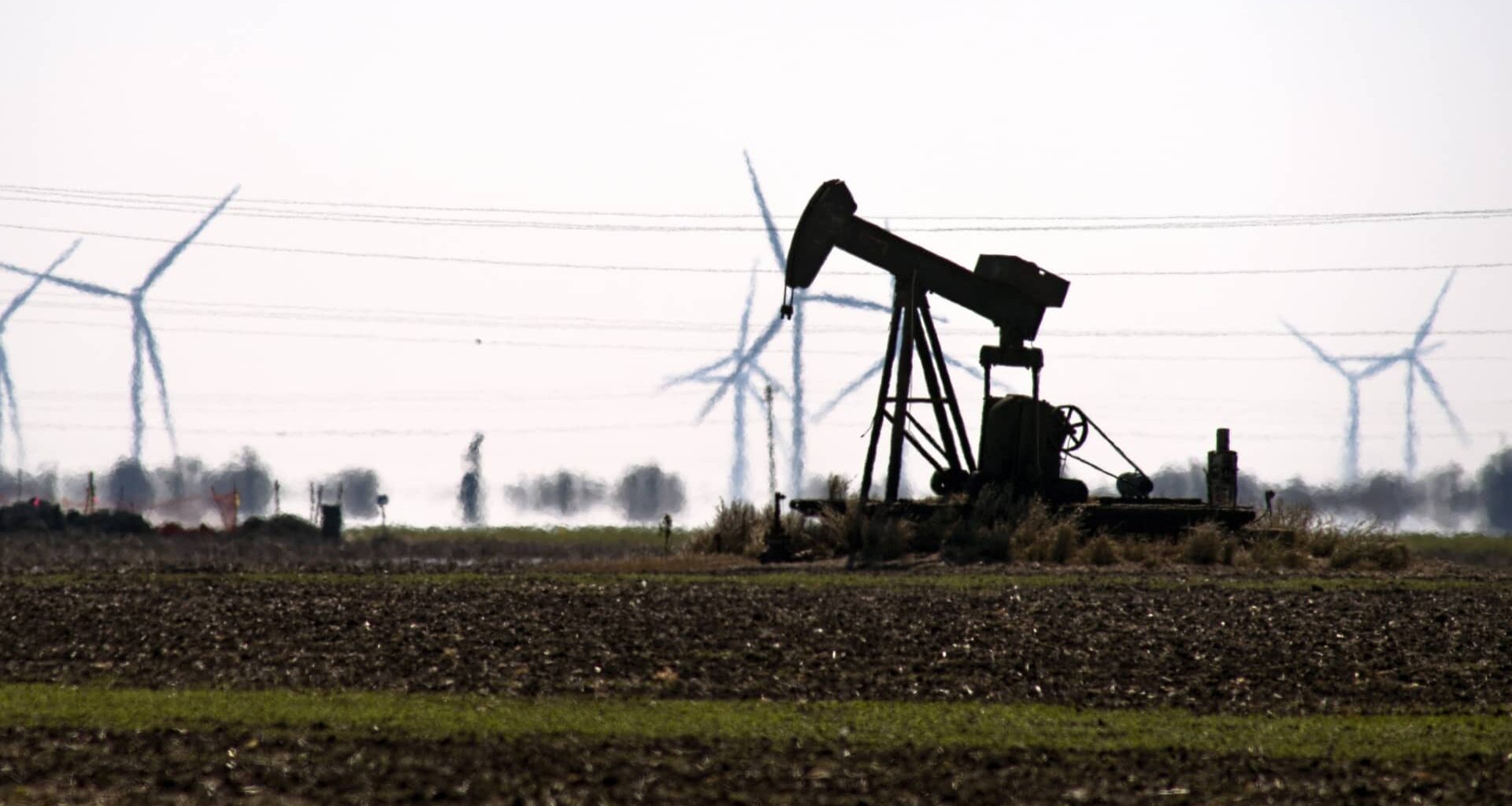 Oil extends gains after U.S and Iran strike ships