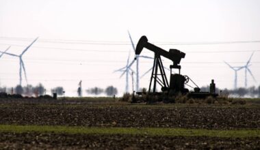 Oil extends gains after U.S and Iran strike ships