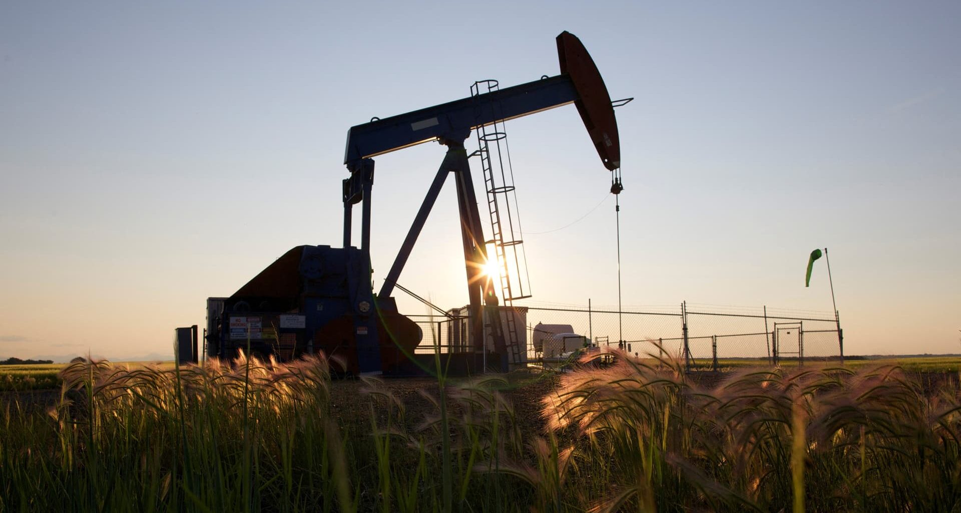 Oil set for steepest weekly gain over renewed U.S.-Iran tensions
