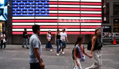 Americans' incomes rose and poverty fell in 2025, Census Bureau says