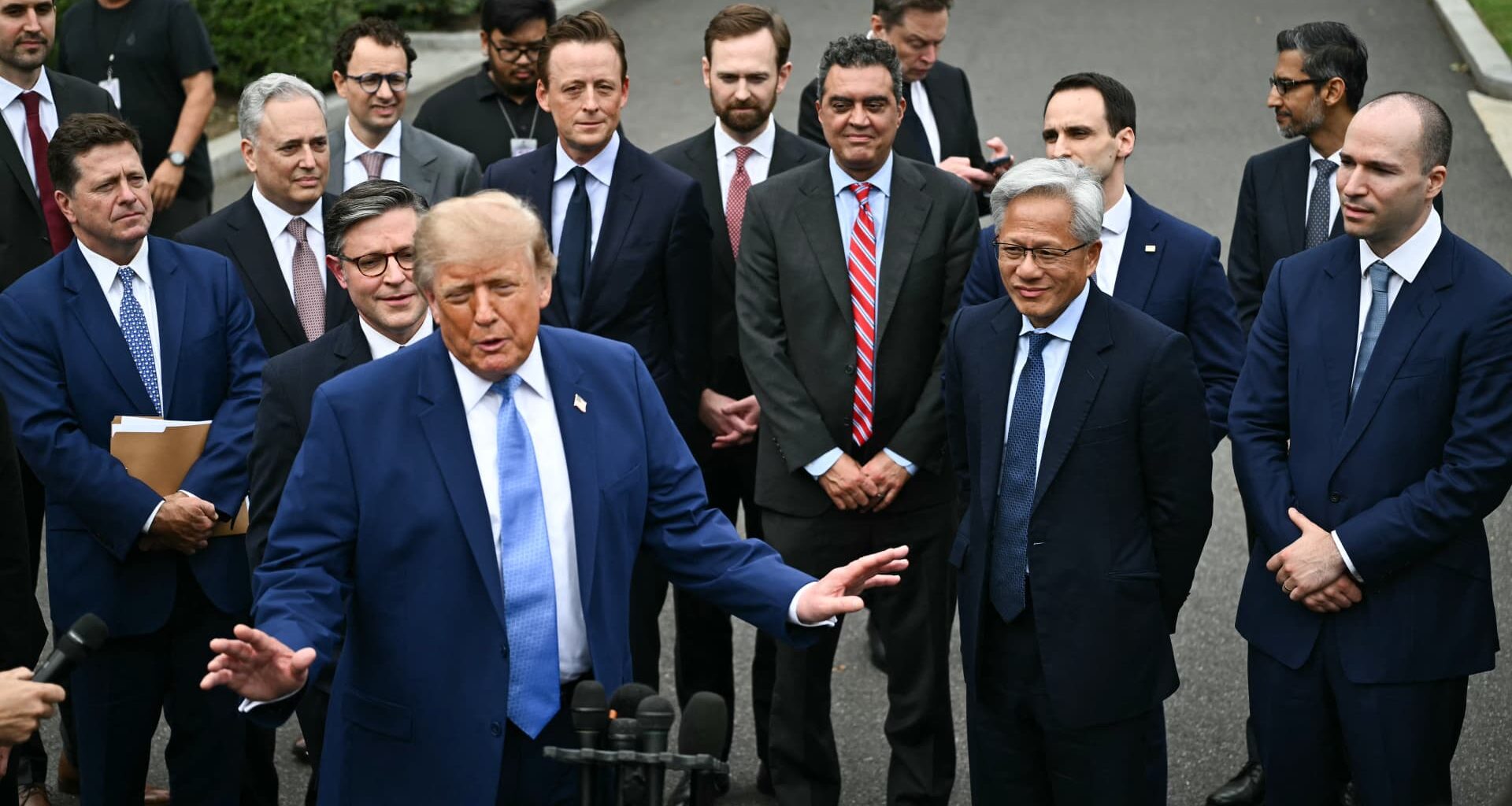 Trump touts AI self regulation, data center benefits in tech luncheon
