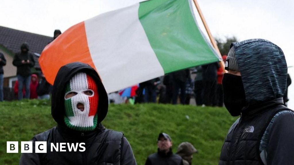 Orange Order march row goes to heart of ongoing divisions in Northern Ireland - BBC