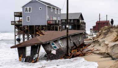 Powerful nor'easter threatens vunerable shore homes in North Carolina's Outer Banks