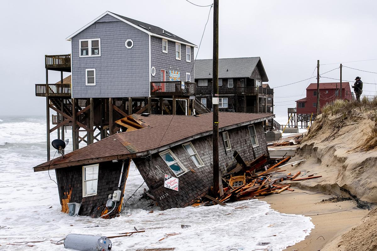 Powerful nor'easter threatens vunerable shore homes in North Carolina's Outer Banks