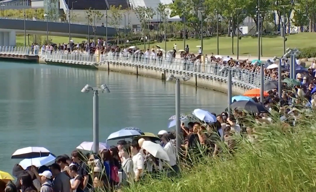 600K Flock to Korean Canal to Spot 'Bukangi'