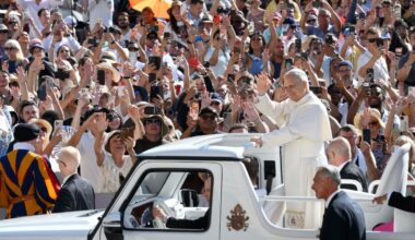 Pope at Audience: Church is called to serve humanity, unmask society's contradictions