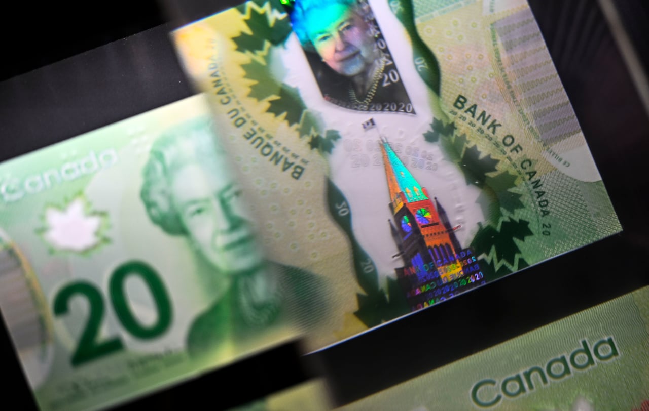 A green bill that says Canada, $20, and show Queen Elizabeth