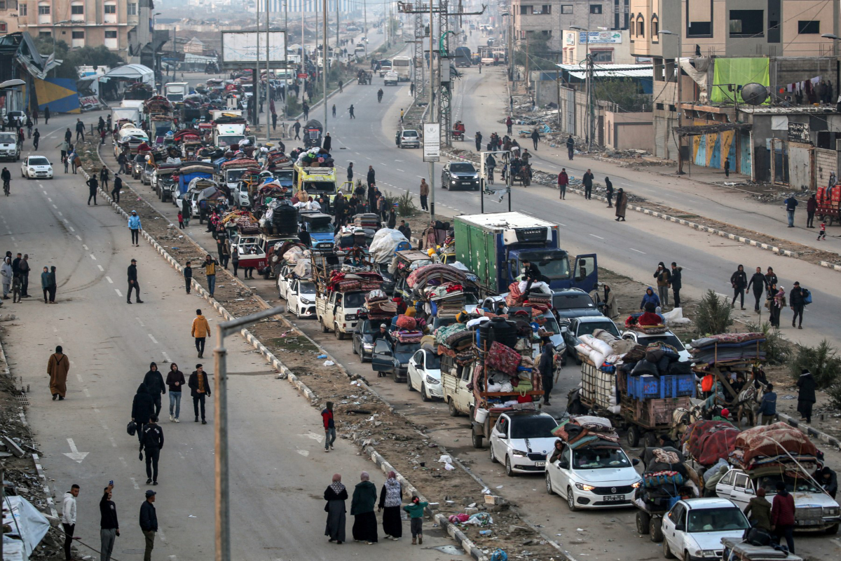 Vehicles queue up along the Salah al-Din road in Nuseirat near the Netzarim corridor while waiting to cross to the northern part of the Gaza Strip on January 27, 2025. (AFP/File)