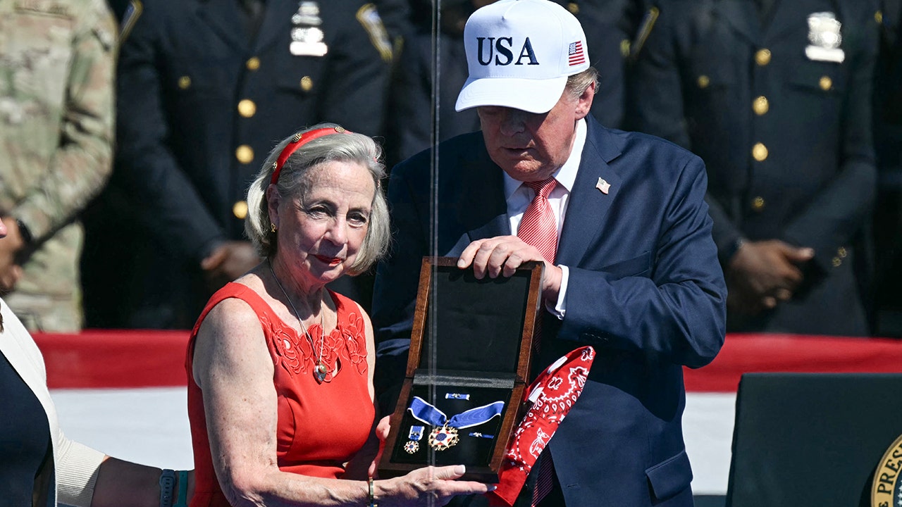 President Trump awards Medal of Freedom to 9/11 hero Welles Crowther