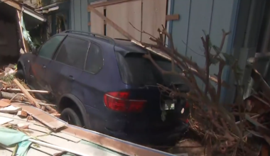 Hurricane Lowell lashes Hawaii, knocking out power to thousands as flood risk continues