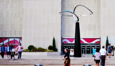 Trump calls on Smithsonian to replace sculpture with Washington statue
