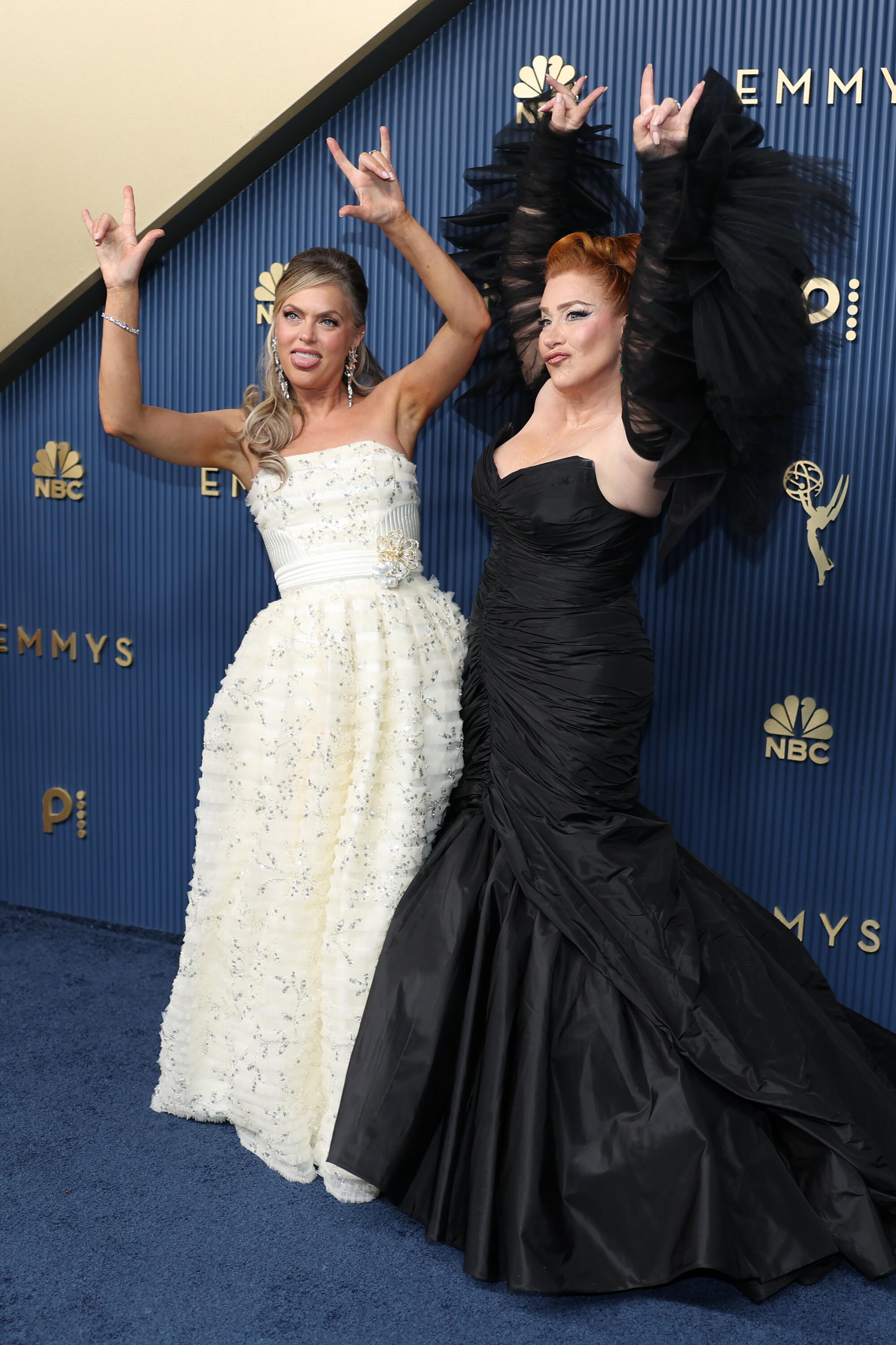Elaine Hendrix and Lisa Ann Walter show the sign of the horns. 