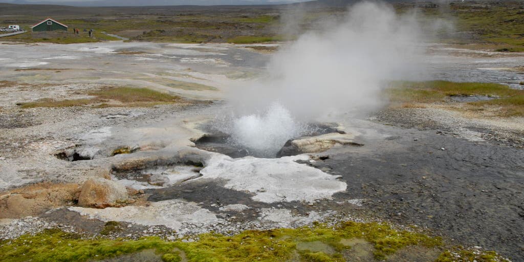 Pair of magnitude 4.0+ earthquakes strike near Iceland glacier and volcano