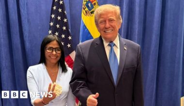 Trump meets US-backed Venezuelan president for first time since Maduro seized - BBC