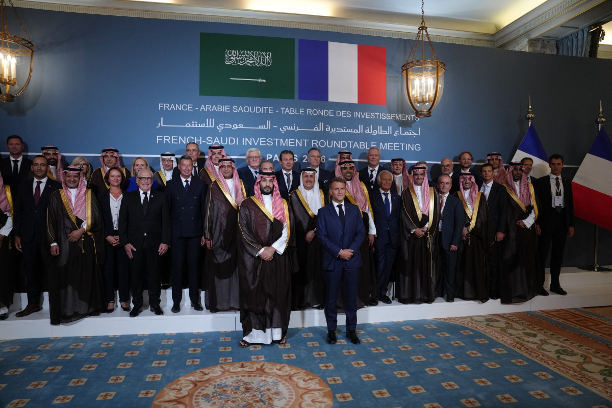 French President Emmanuel Macron (CR) and Saudi Crown Prince Mohammed bin Salman (CL) pose for a group photograph as they attend a meeting of The Interallied Union Circle at the Elysee Palace in Paris on August 24, 2026. (AFP/File)
