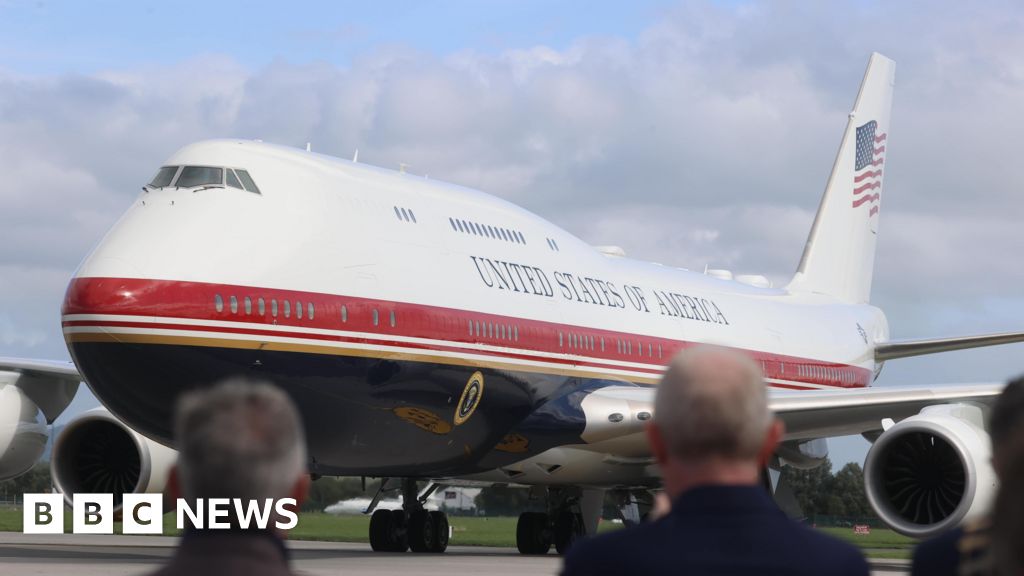 White House bars CNN from travelling with Trump on Air Force One - BBC