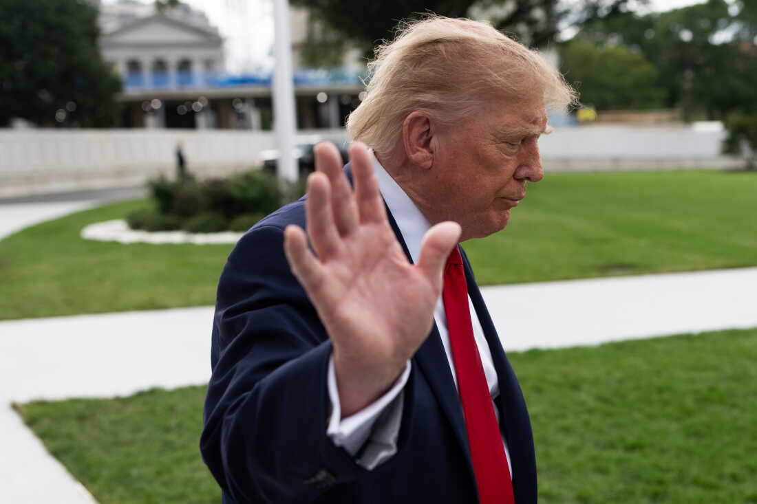 WASHINGTON, DC - SEPTEMBER 26: U.S. President Donald Trump waves to the media on the South Lawn of the White House on September 26, 2026 in Washington, DC. Trump is traveling to Knoxville, Tennessee to attend the University of Tennessee vs. University of Texas College football game. 