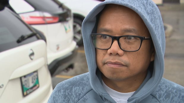 Winnipeggers waiting hours outside Dynacare locations for testing on rainy morning