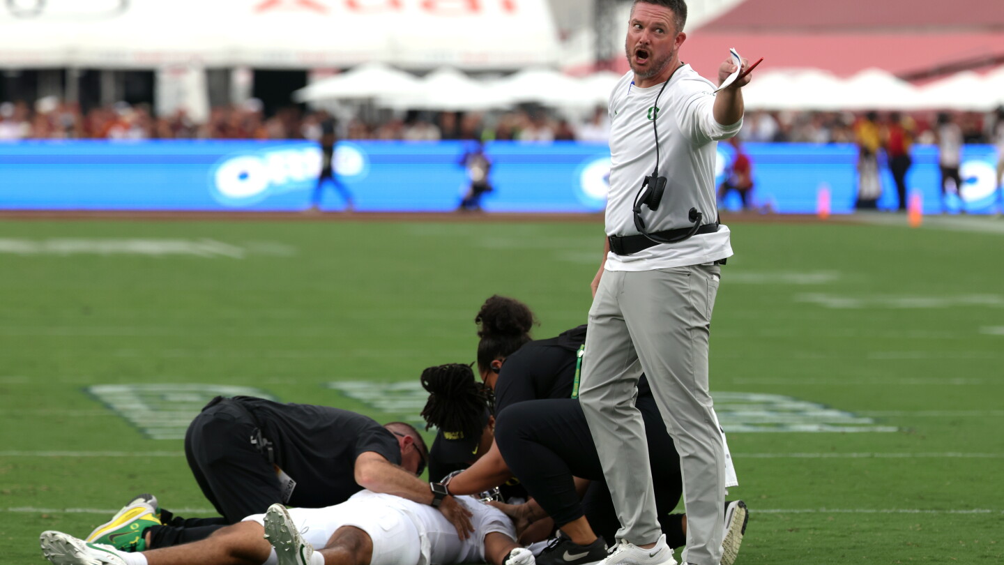 Oregon coach Dan Lanning blasts "disgusting play" by USC that injured Dante Moore