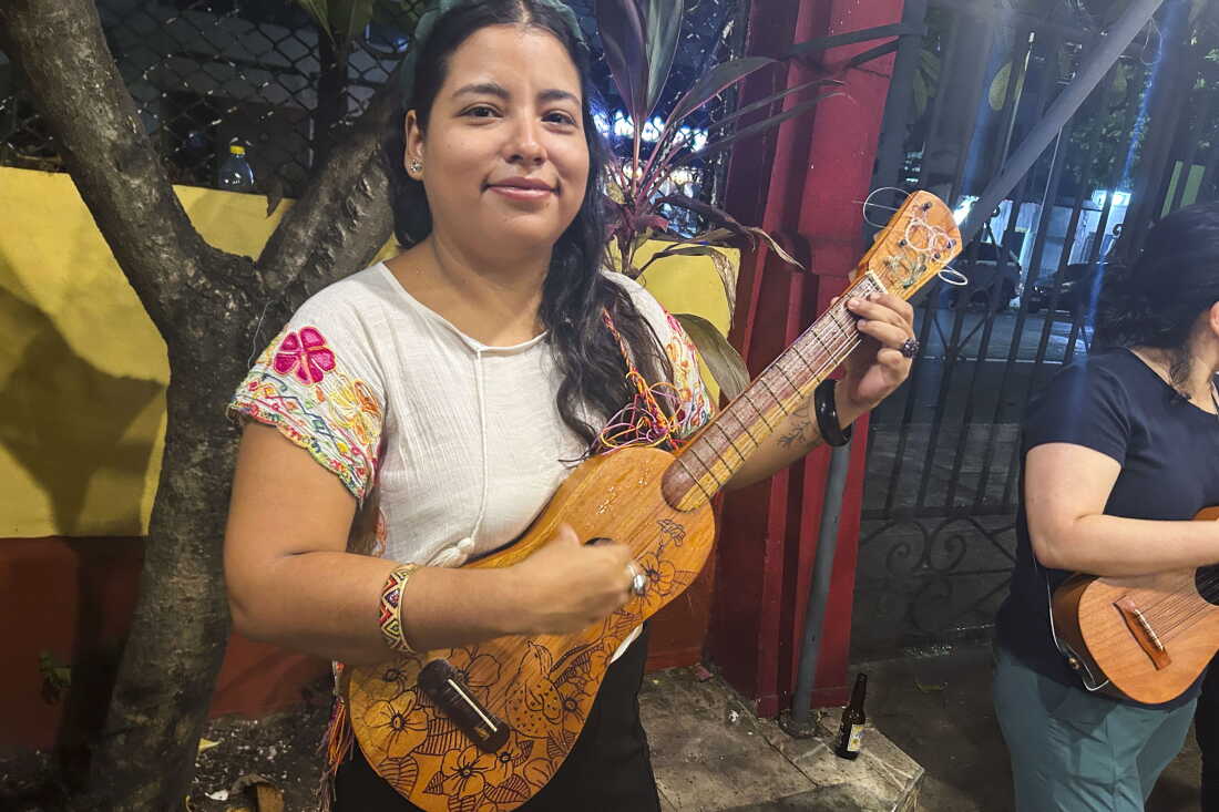 Paloma Rizo, an amateur jarana player, says of the fandango, "You simply feel it, you live it."