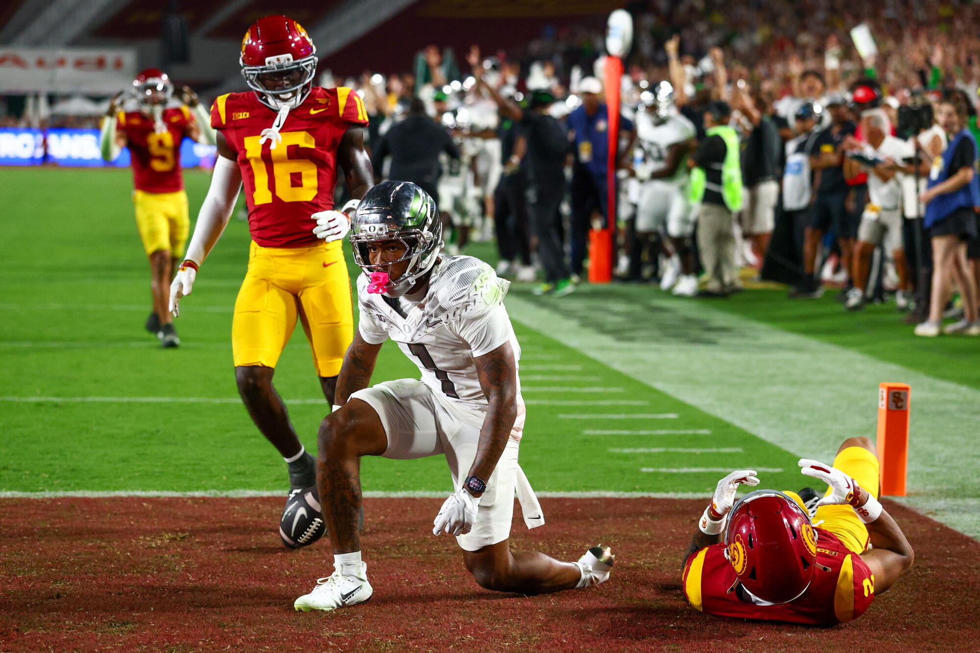 Oregon wide receiver Dakorien Moore scores a touchdown against USC at the Coliseum on Saturday.