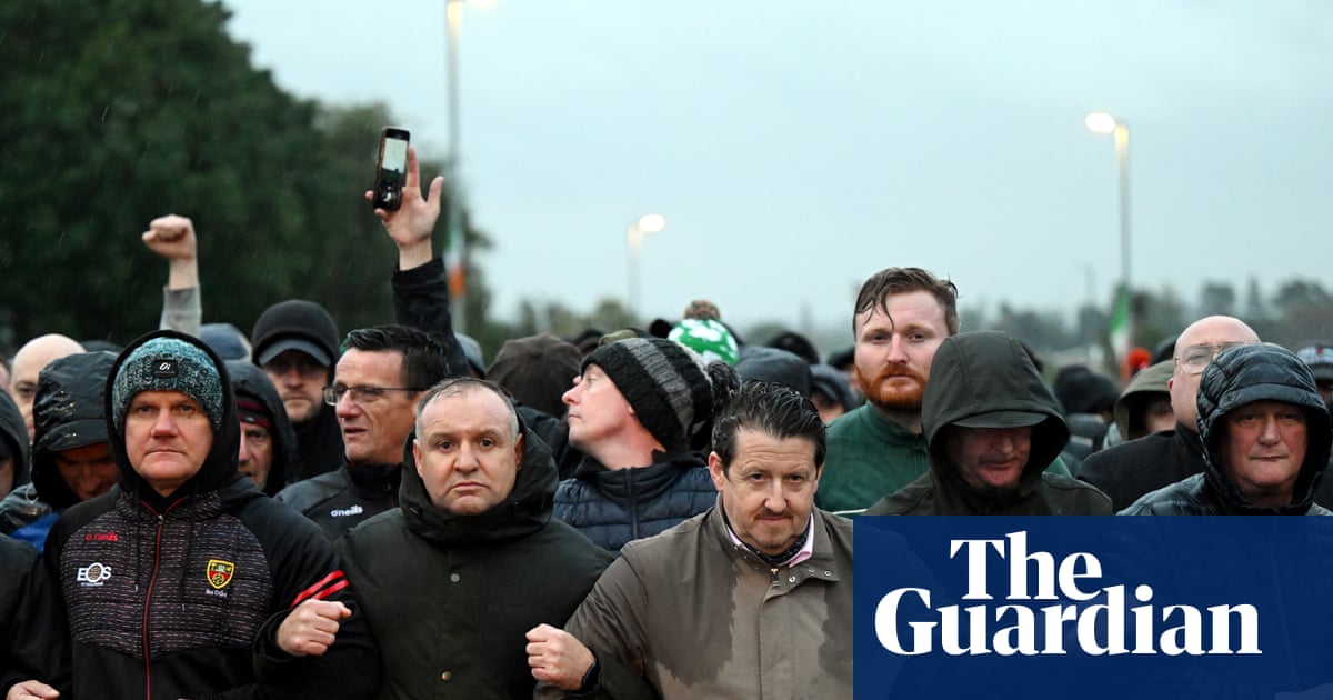 Tense standoff over loyalist march in Portadown as protesters block route | Northern Ireland
