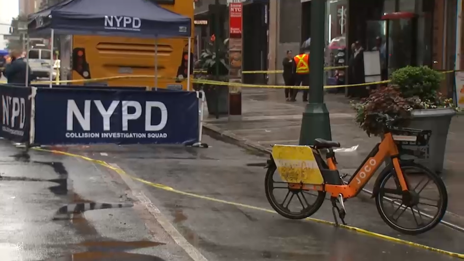 Manhattan bicyclist struck, killed by dump truck at West 34th Street in Midtown