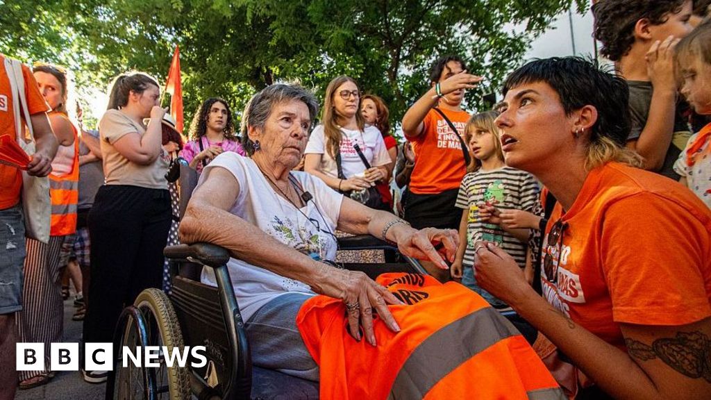 Evicted Spanish pensioner, Maricarmen Abascal, can move home, lawyer says - BBC