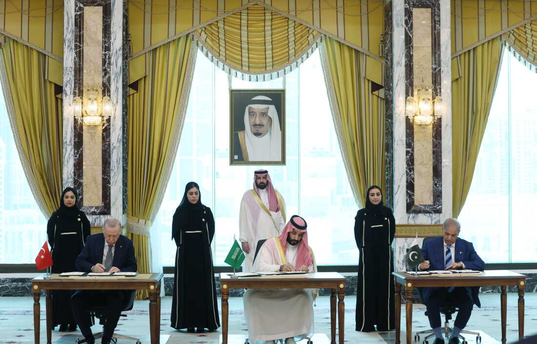 From left: Turkish President Recep Tayyip Erdogan, Saudi Crown Prince Mohammed bin Salman and Pakistani Prime Minister Shehbaz Sharif sign a trilateral defense agreement in Mecca, Saudi Arabia, on Aug. 7.