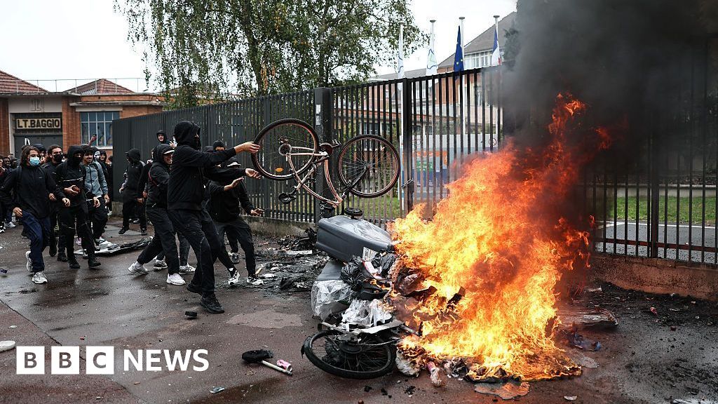 More than 400 detained as France student protests escalate - BBC