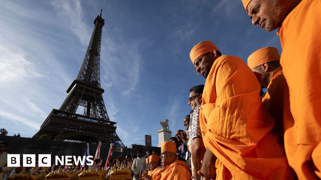 Eiffel Tower chief to quit after female staff replaced by men during religious visit - BBC