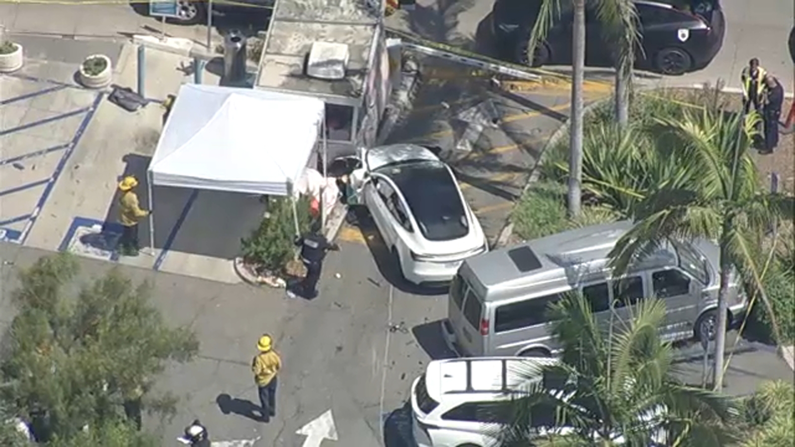 1 killed, 4 hurt after car hits pedestrians in parking lot outside Trader Joe's in Fairfax District