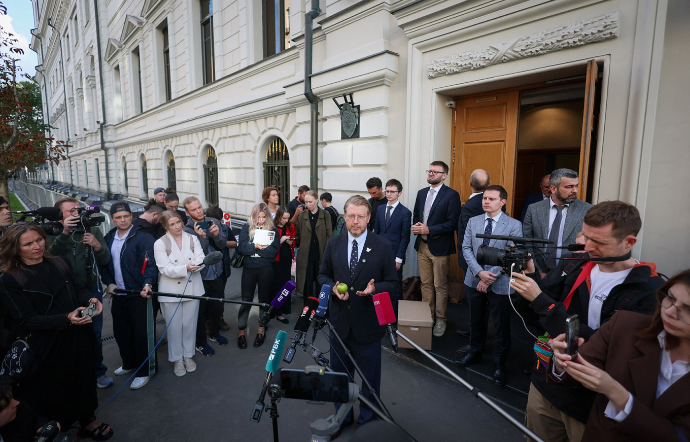 
					Yabloko party chairman Nikolai Rybakov speaks after an appeal hearing in the Supreme Court, which barred it from the single-member vote for the State Duma.					 					REUTERS / Ramil Sitdikov				